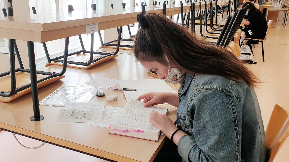 Una alumna realizando la prueba de la ABAU en Vigo. // Marta G. Brea