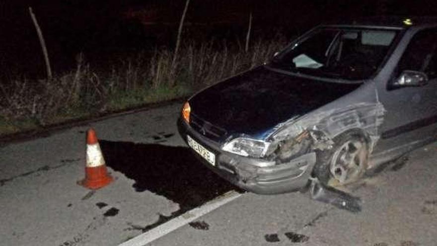 Arriba, el accidente registrado a mediodía en el Corredor. Abajo, la salida de vía en la EP-1001 a su paso por O Carballal.  // G.N./P.C.