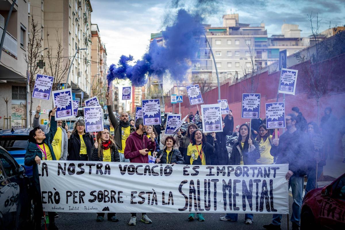 Protesta docente frente a un instituto de L'Hospitalet el pasado 11 de febrero.