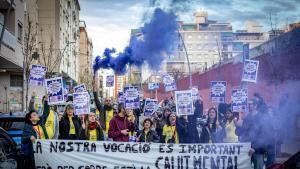 Protesta docente frente a un instituto de LHospitalet el pasado 11 de febrero.