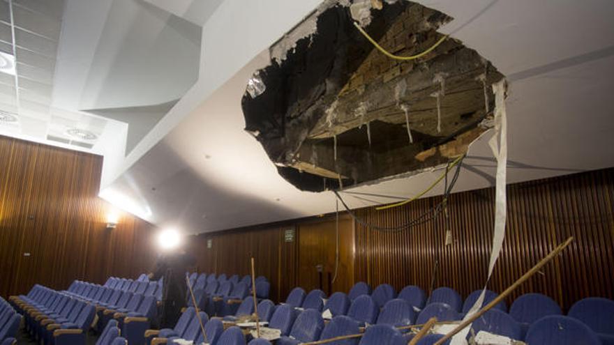 Cae el falso techo del salón de actos de Geografia i Història