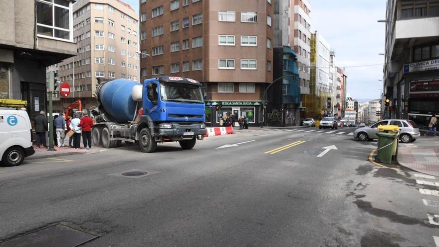 El cruce de ronda de Nelle con avenida de Fisterra, cerrado dos noches