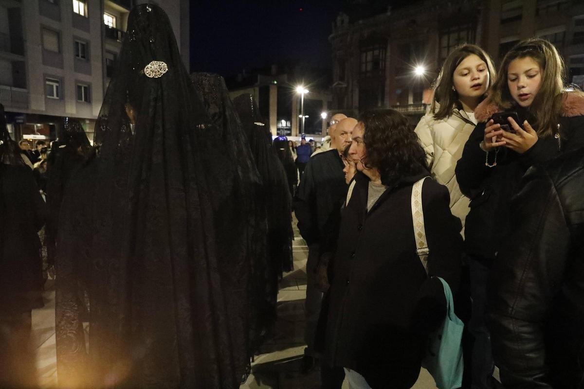 EN IMÁGENES: Emocionante procesión de la Soledad el Viernes Santo en Avilés