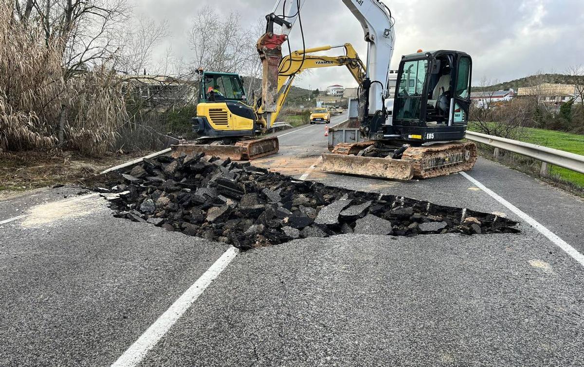 Trabajos del jueves en la circunvalación de la A-339 a su paso por Priego.