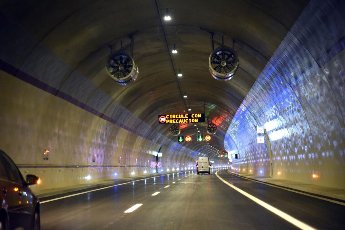 Un vehículo adelanta a otro en un túnel