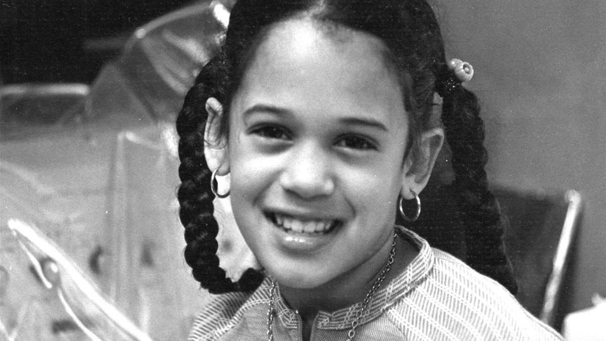 Kamala Harris, de niña, en el laboratorio de su madre en Berkeley (California).