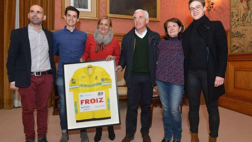 Carmela Silva, con el maillot de campeón de la vuelta a Galicia conseguido por Martín Lestido. // G.S.