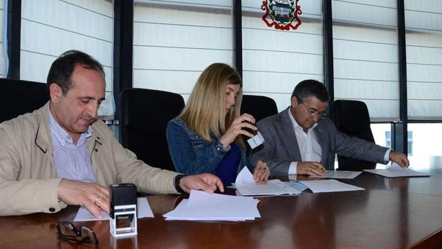 Sotelo y Fervenza firman el convenio con Sogama en presencia de la secretaria de la Mancomunidade.