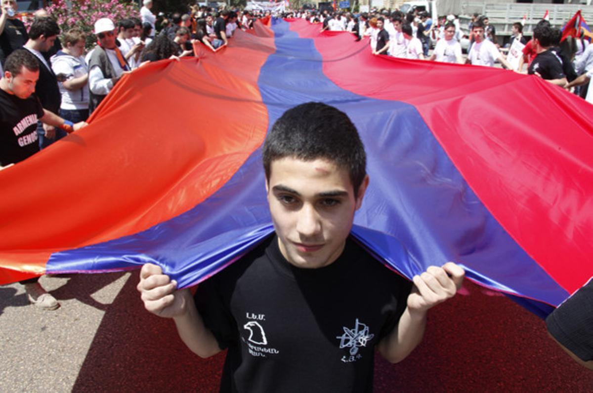 Ciutadans libanesos porten una bandera gegant d’Armènia, durant una marxa cap a l’Ambaixada de Turquia a Rabieh, a prop de Beirut.