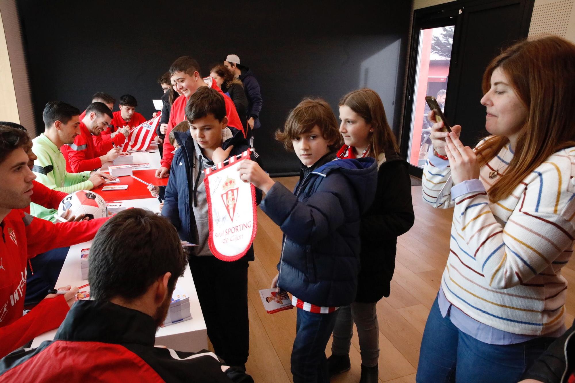 En imágenes: Así fue el encuentro entre aficionados y jugadores del Sporting