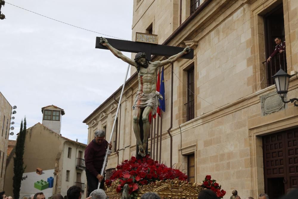 El Cristo de las Injurias se engancha con un cable