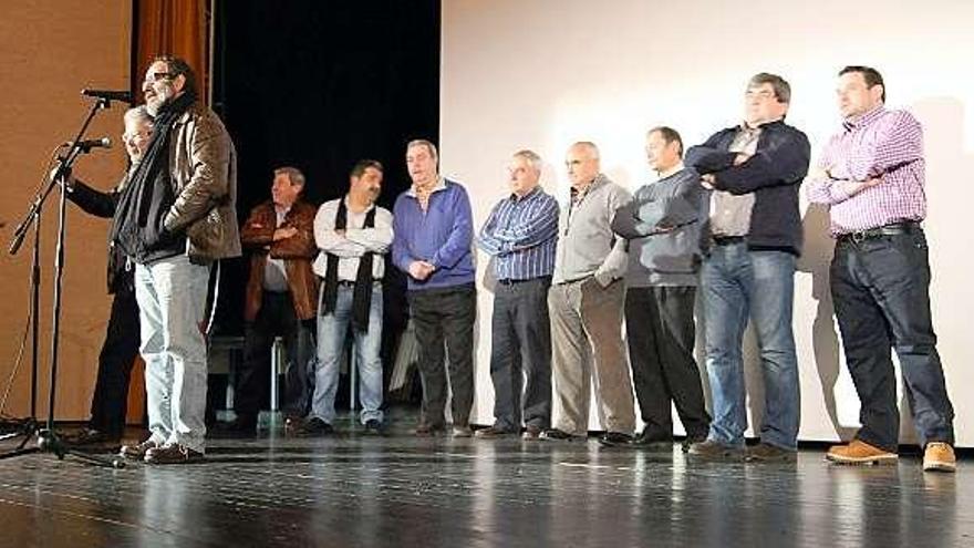 Manolo Peñayos y Chus Pedro, junto a miembros del grupo de trabajadores.