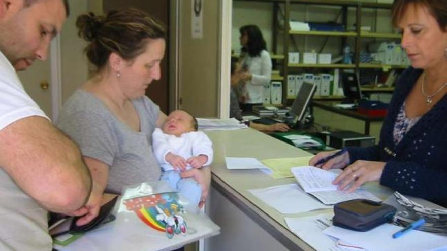 Natividad y su marido Ángel inscriben a su hijo Saúl en el Registro Civil de Moaña.  // Carmen G.