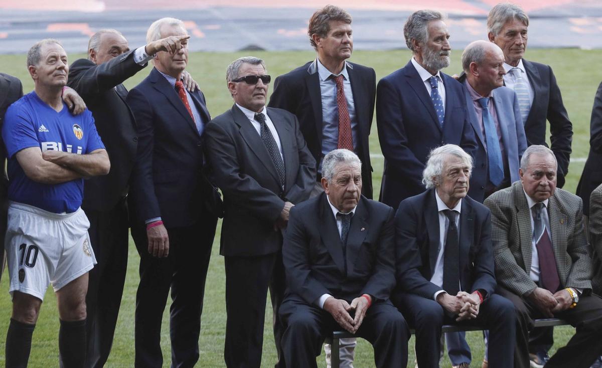 Botubot, arriba en el centro, entre Pablo y Castellanos en los actos del Centenario del Valencia CF, en marzo de 2019.  | J.M. LÓPEZ