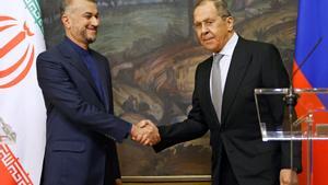 Sergei Lavrov, ministro de Exteriores de Rusia, se reúne con su homólogo iraní Hossein Amir-Abdollahian, este martes en Moscú.