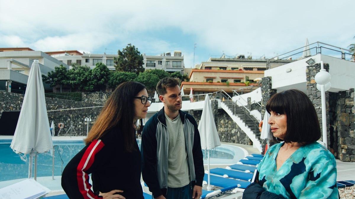 Marina Seresesky con Ana Belén y Manu Vega durante el rodaje en Puerto de la Cruz, Tenerife.