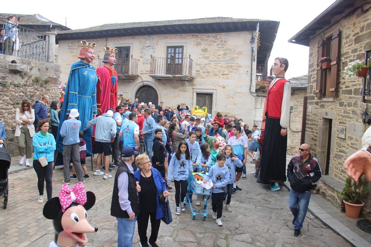 GALERÍA | Desfile de gigantes en Puebla de Sanabria GALERÍA | Desfile de gigantes en Puebla de Sanabria