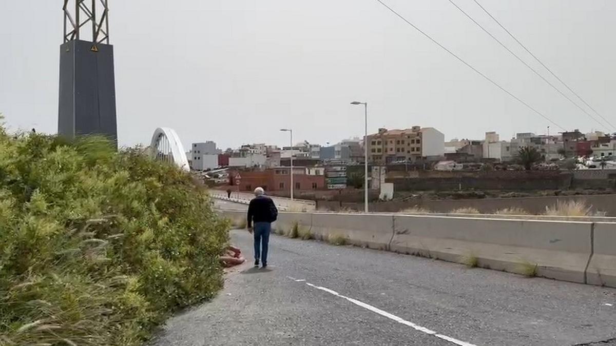 Imagen de un peatón caminando hacia al viaducto de San José de Las Longueras, en Telde.