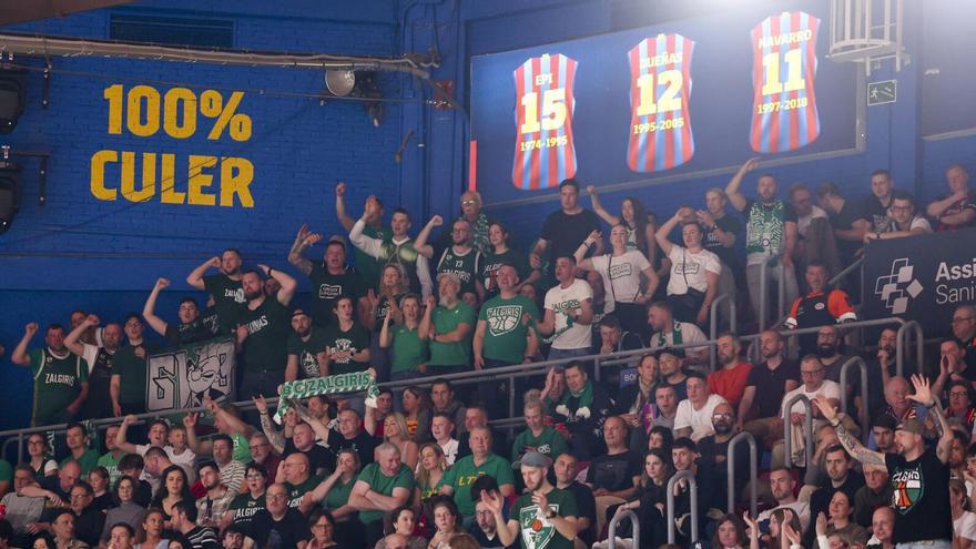 Aficionados del Zalgiris en la grada reservada para los aficionados visitantes, el pasado viernes.