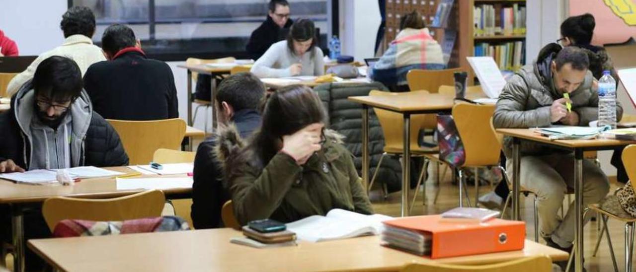 Usuarios de la biblioteca de Lalín, ayer, con prendas de abrigo. // Bernabé/Gutier