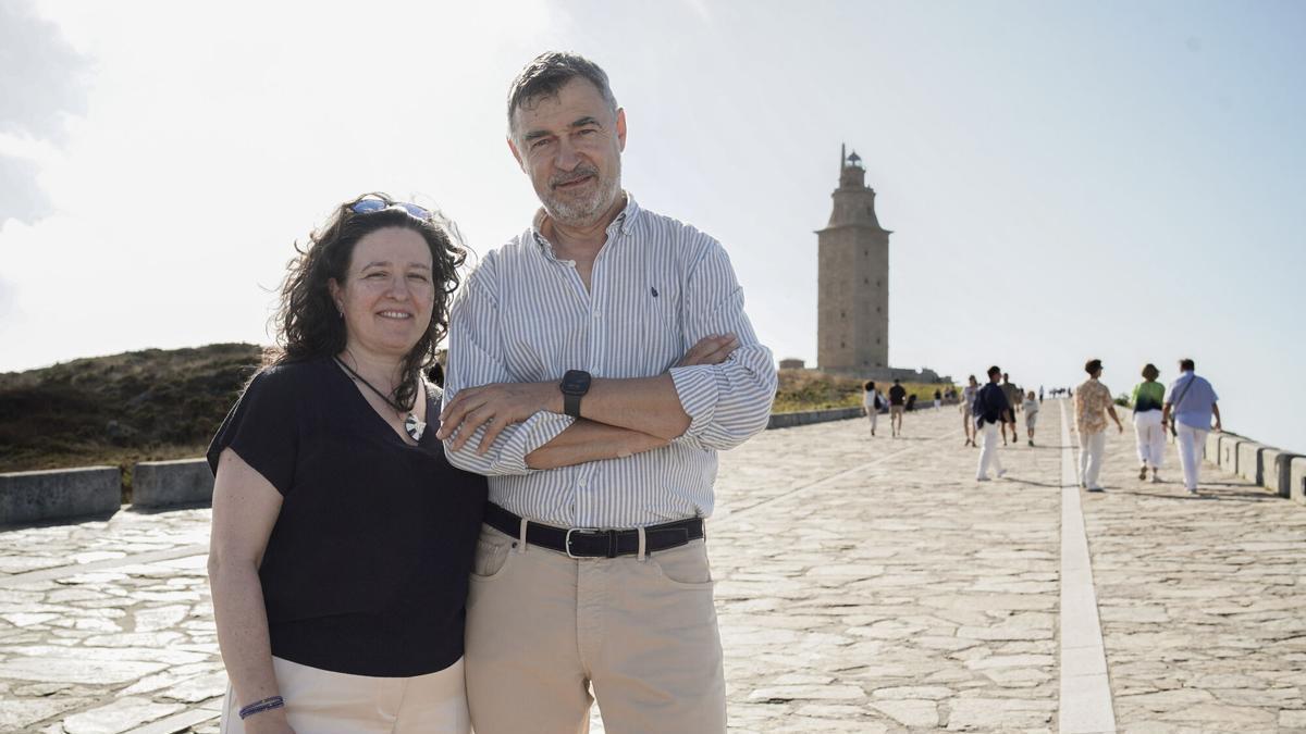 Los investigadores Enrique Viguera y Ana Grande llegan a A Coruña para ver el eclipse.