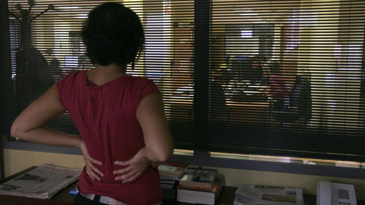 Una mujer acusa dolor en la espalda.