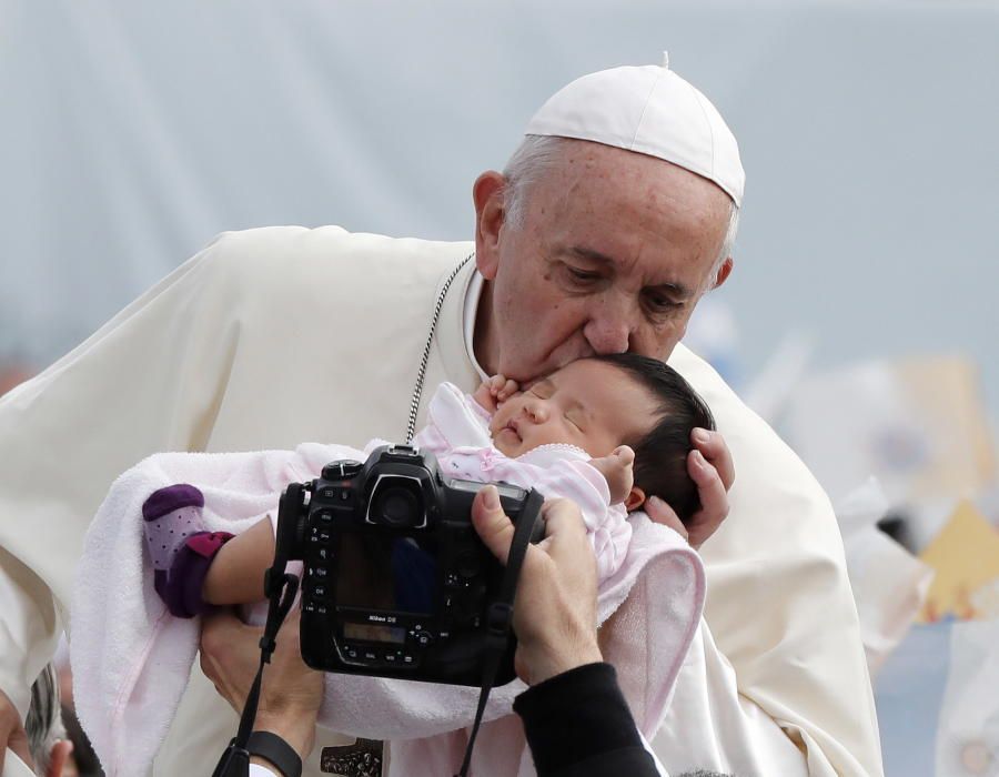 El papa celebró hoy una misa para la pequeña comunidad católica japonesa en la ciudad de Nagasaki, símbolo tanto del martirio de los cristianos en el pasado como de la bomba atómica.