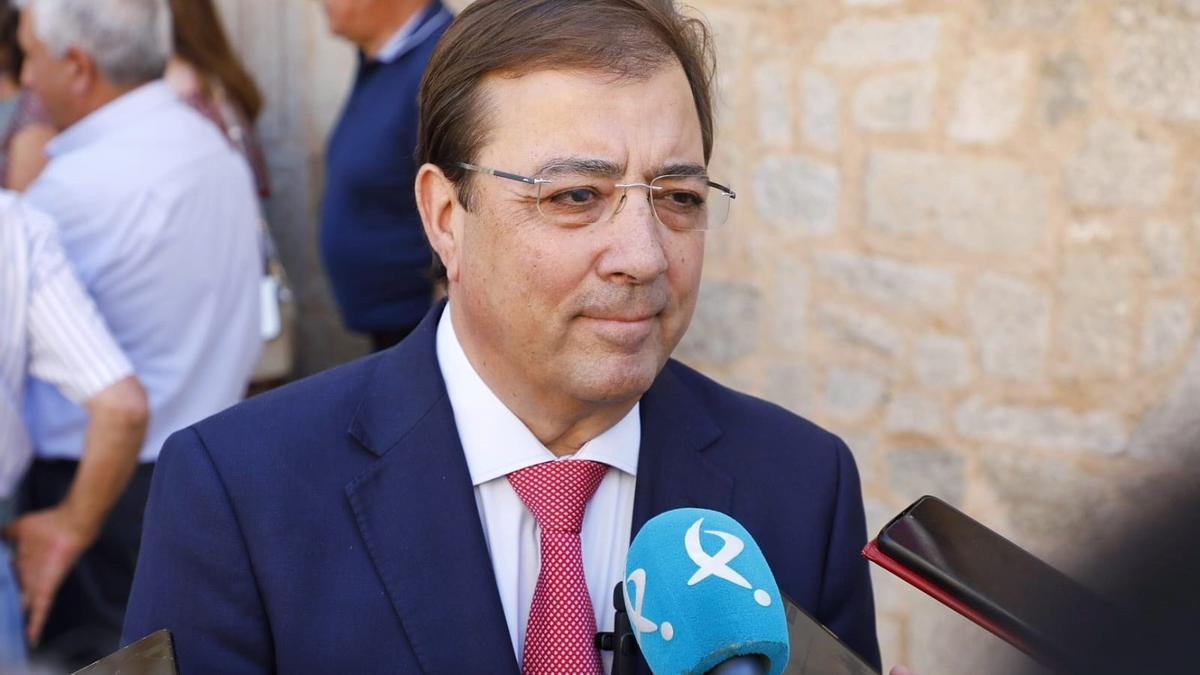 El presidente de la Junta de Extremadura en funciones, Guillermo Fernández Vara, atiende a los medios de comunicación en Cáceres.
