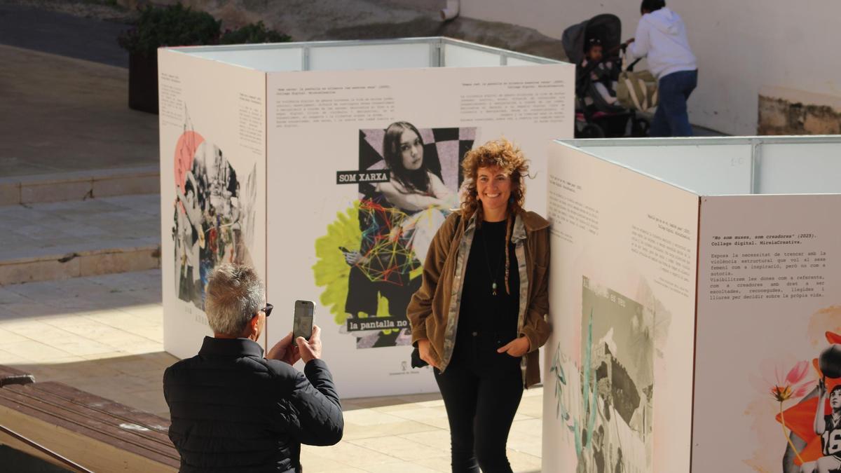 La autora junto a sus obras