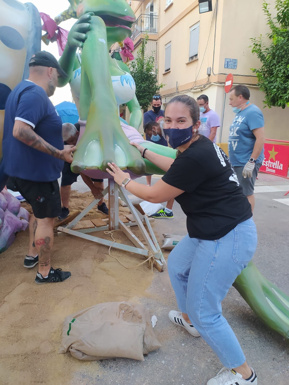 Los falleros levantando el monumento