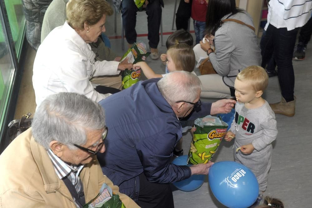 Visita de pacientes con alzheimer de Afaco a la escuela infantil de Os Rosales