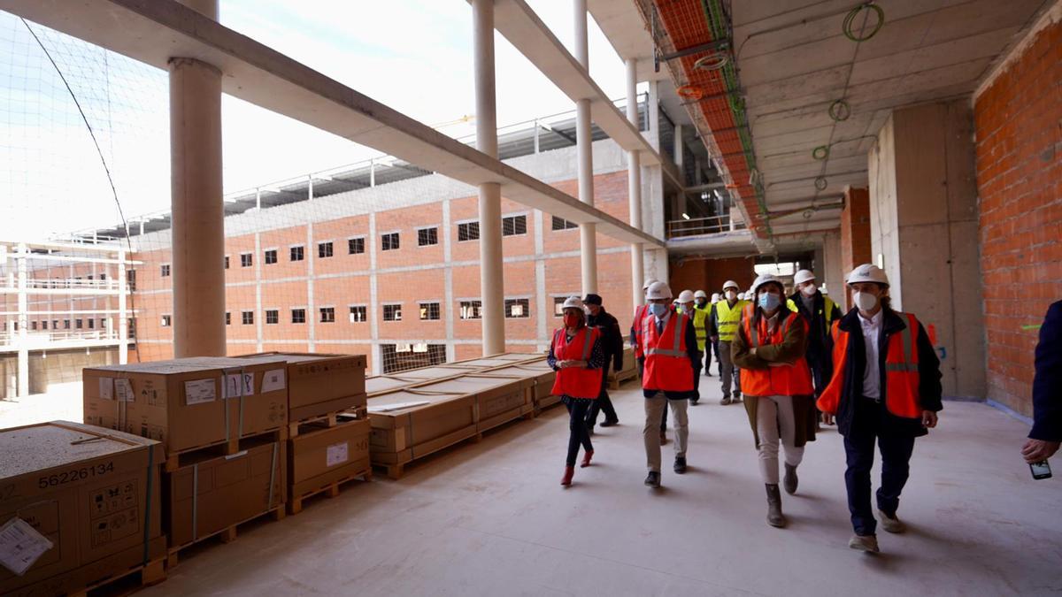 Lambán, Repollés y Pérez, este miércoles durante la visita a las obras del hospital de Teruel.