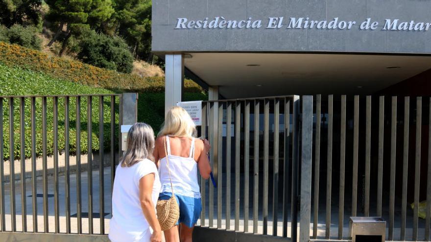 L&#039;entrada a la residència El Mirador de Mataró, amb dues treballadores accedint al centre