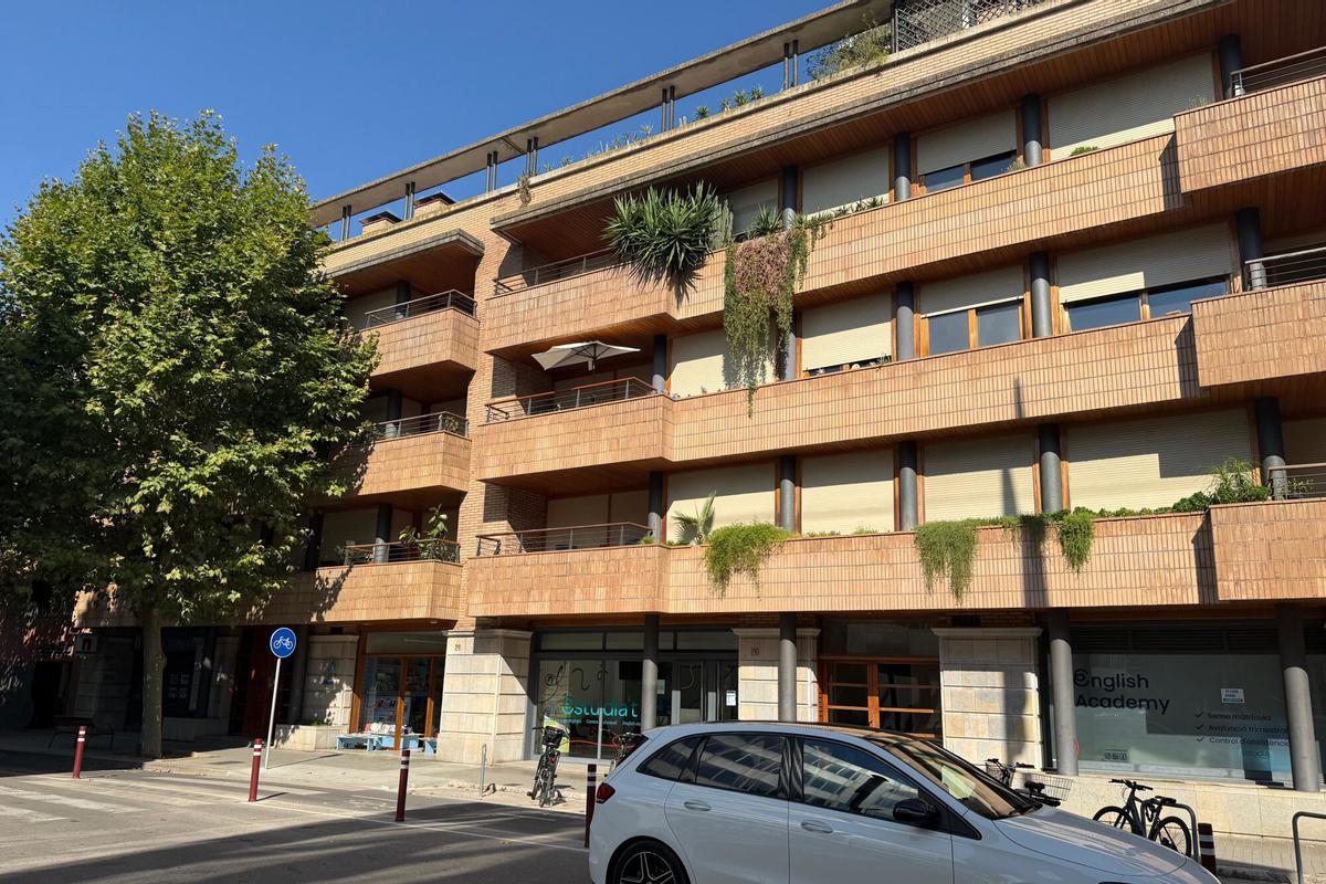 Un edifici del centre de Banyoles a tocar de l'Ajuntament