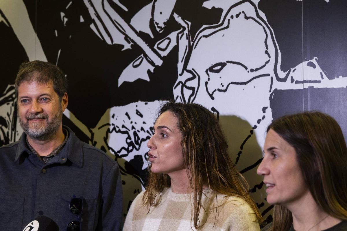 Representantes de las familias del CEIP Germanells antes de empezar la asamblea. Miguel Ángel García; Carolina Domingo y Victoria Canales.
