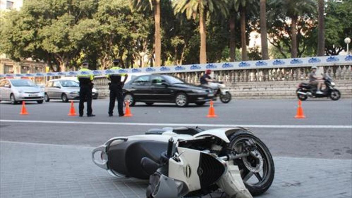 Accidente de un motorista en el centro de Barcelona.