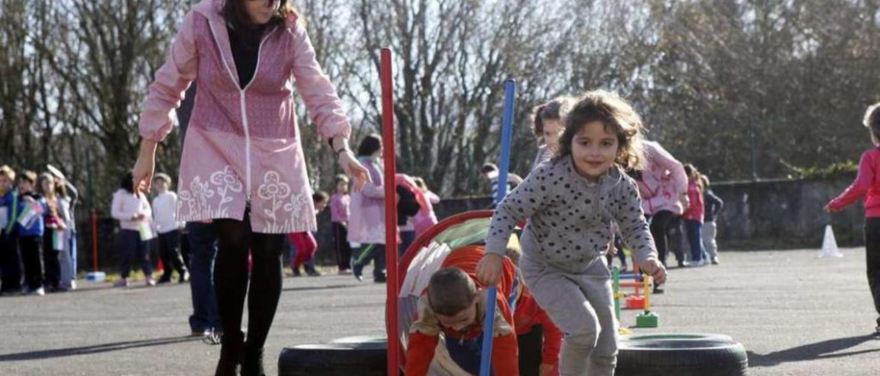 Una actividad solidaria celebrada en el patio del colegio de Vilatuxe. // Bernabé/Luismy