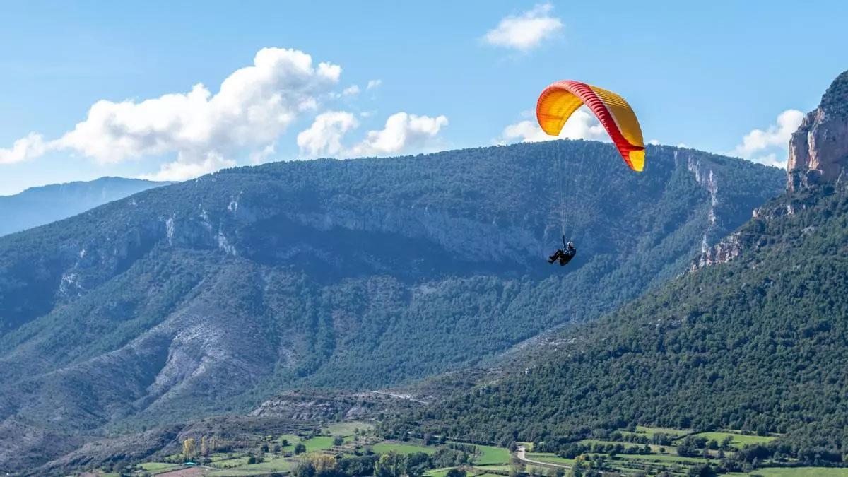 Un hombre en parapente.