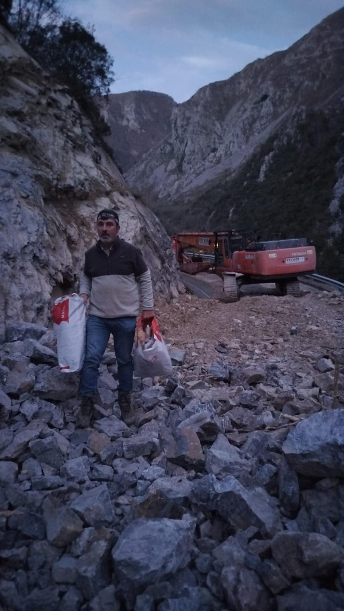Benito Díaz, cruzando el argayo de Ponga con las bolsas de pan