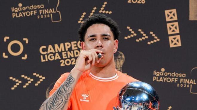 Las fotos más divertidas de los campeones: Así posan con el título los jugadores de Valencia Basket