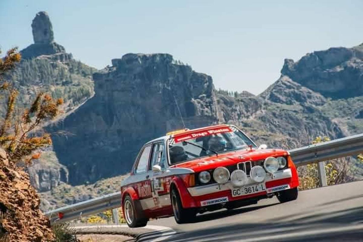 Medardo Pérez conduce su famoso BMW por las carreteras de la zona del Roque Nublo.