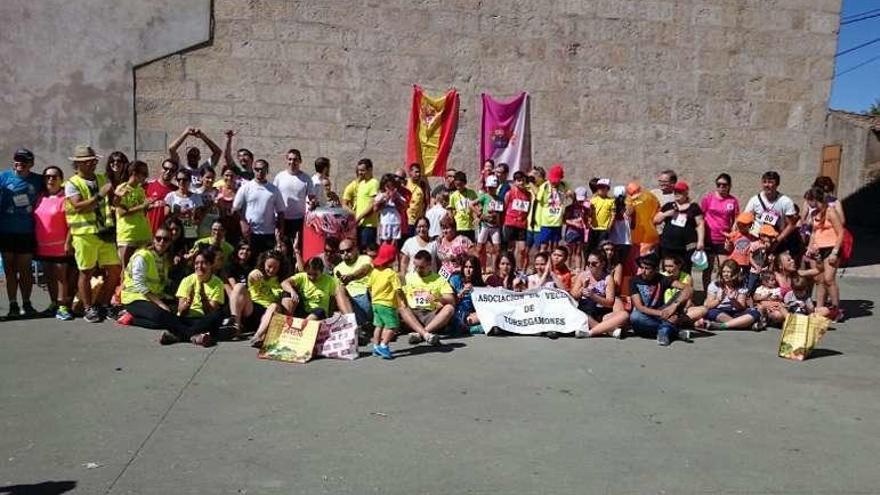 Escolares, jóvenes y vecinos de Torregamones en un festejo.