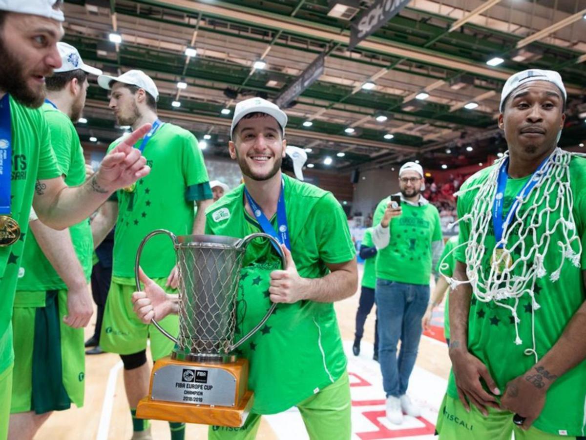 Jamar Smith defiende a un jugador del Reggio Emilia, durante la final de la Europe Cup de esta temporada, que ganó su equipo turco. | FIBA