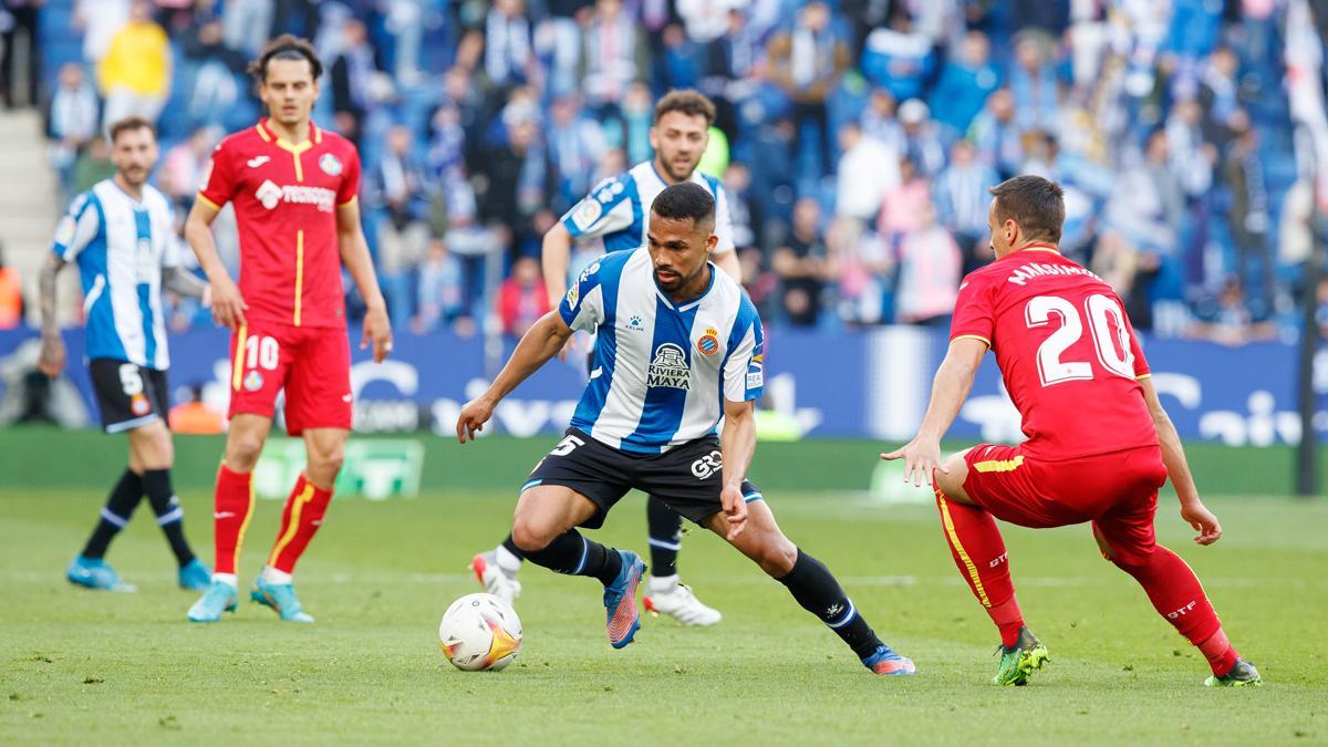 Yangel Herrera inicia una jugada ante Maksimovic en el Espanyol-Getafe.