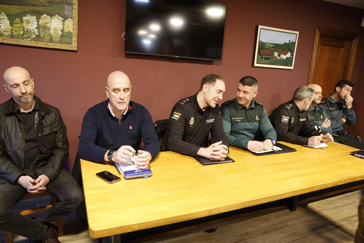 Mandos policiales visitan "Les Caseríes" ante la oleada de robos en Asturias (en imágenes)