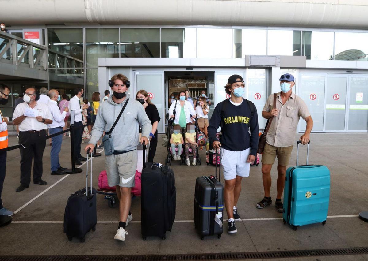 Viajeros salen del aeropuerto de Málaga. | ÁLEX ZEA