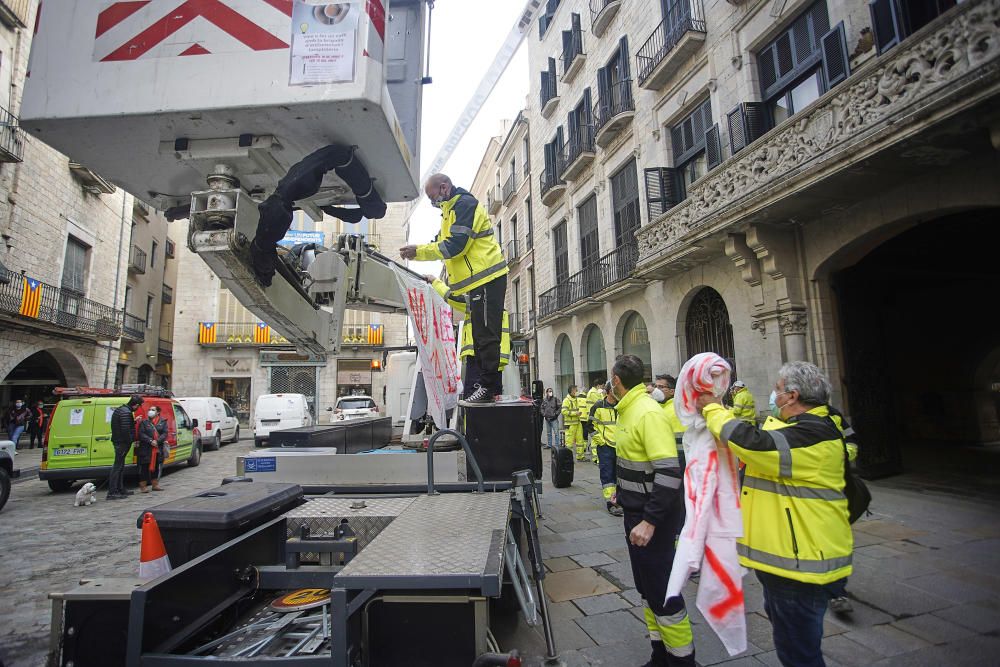 Protesta de la brigada d'enllumenat de Girona