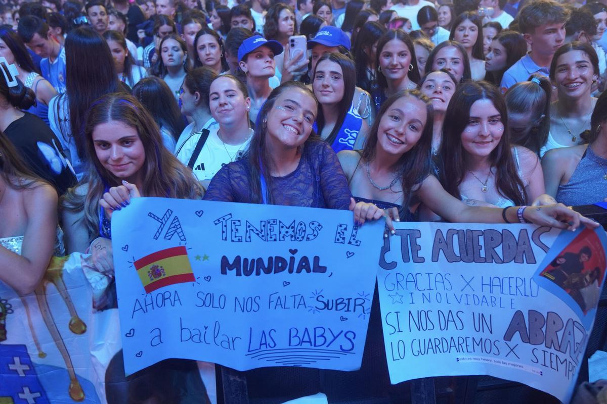 Aitana dejó entrar a su ‘Cuarto Azul’ a miles de personas que abarrotaron el recinto coruñés para disfrutar de una noche muy especial llena de pancartas y abanicos