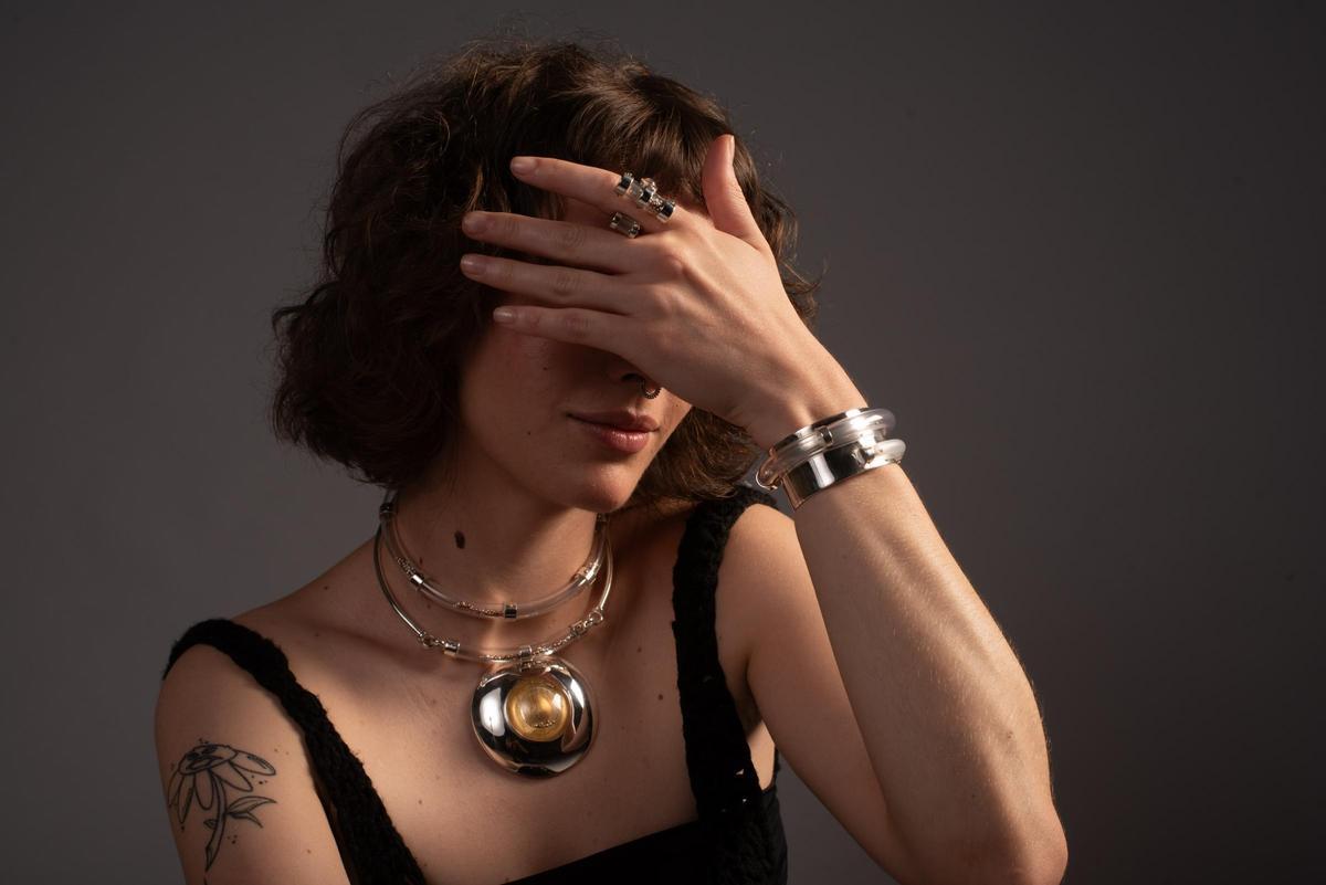 Una compañera de Carlota Cao en la Mestre Mateo mostrando varias de sus creaciones.