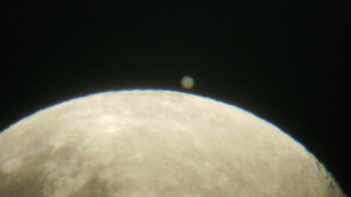 El beso de Júpiter y la luna.